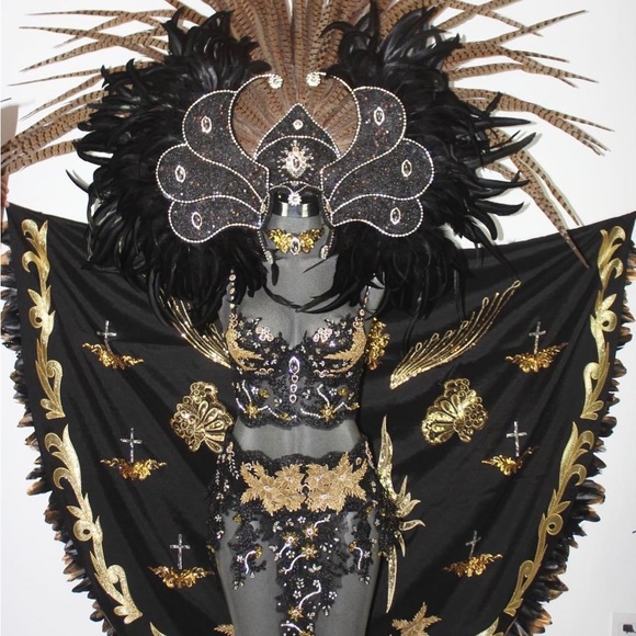 Very detail with real feathers, designed by Vanessa Barba a well known designer! - Picture 16 of 16